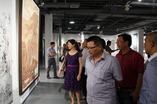 省文聯(lián)文藝創(chuàng)作研討會參會代表參觀2014四川美術(shù)作品展